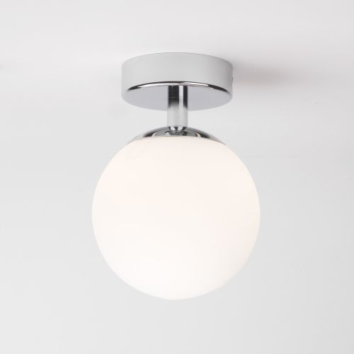lampa kula sufitowa ze srebrną podstawą - szklana biała