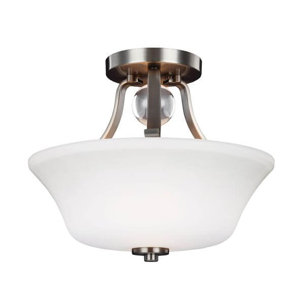 Lampa z mlecznym kloszem na srebrnej podstawie do sypialni