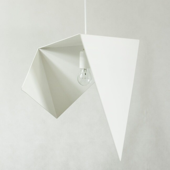 lampa wisząca - biała wygięta ze stali do salonu