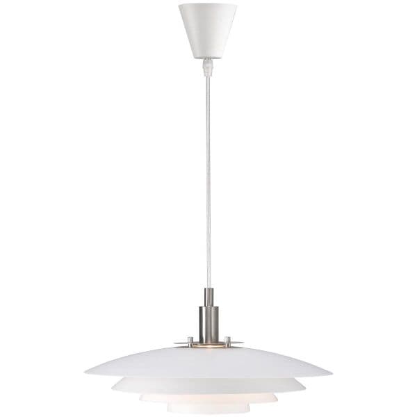 Biała lampa wisząca nad wyspę kuchenną, Nordlux Bretagne z wielowarstwowym płaskim kloszem i chromowanym elementem.
