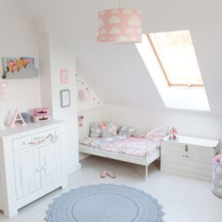 Pastelowy pokój z lampą z motywem chmurek