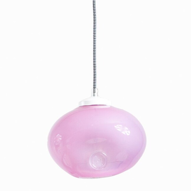 lampa o delikatnym różowym kolorze - szklany klosz