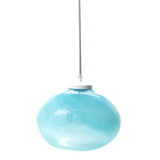 fajna niebieska wisząca lampa w pastelowym odcieniu