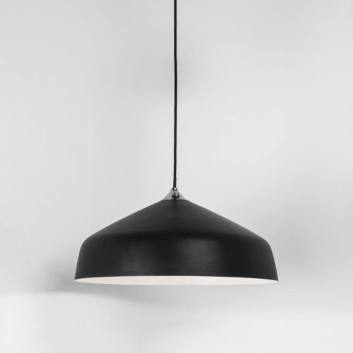 czarna lampa wisząca z szerokiem kloszem