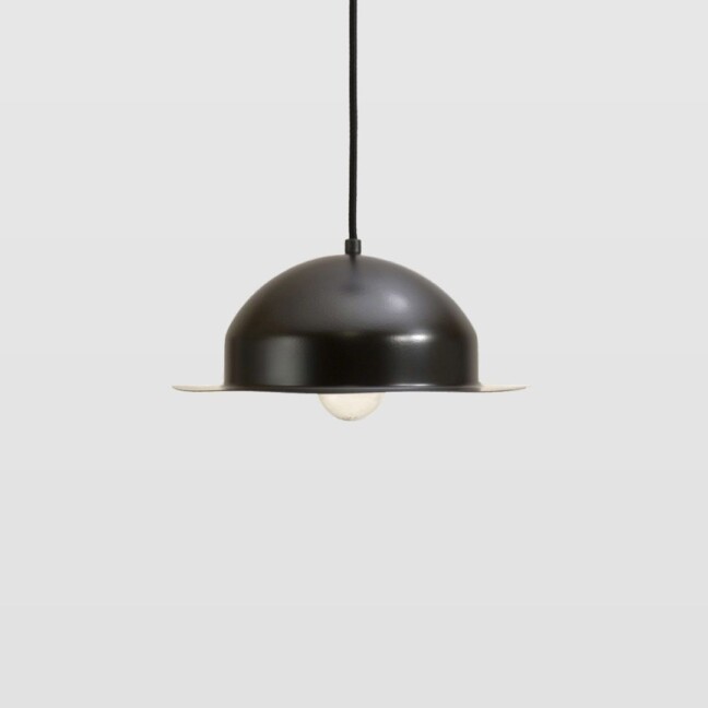czarna lampa wisząca z blachy - retro industrialna