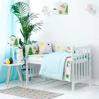 Dziecięca lampa wisząca Przyjaciele z lasu z motywami zwierzątek i drzewek na białym tle, umieszczona w jasnym pokoju niemowlęcym z białym łóżeczkiem, miętową pościelą i dopasowanymi dekoracjami.
