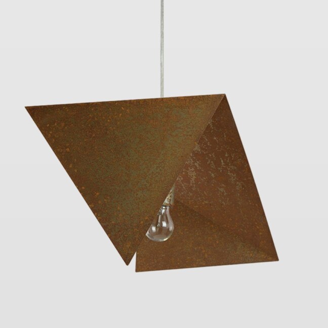 nowoczesna lampa wisząca z zardzewiałym kloszem