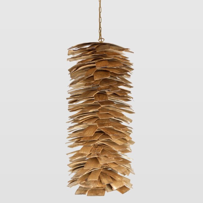 lampa wiszaca podobna do szyszki z gontowych listewek drewna