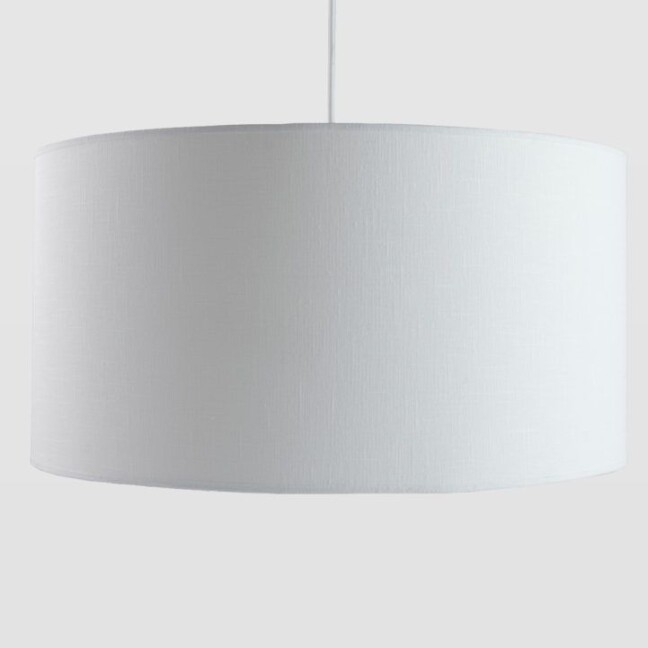 Lampa wisząca z białym abażurem na tle białej ściany