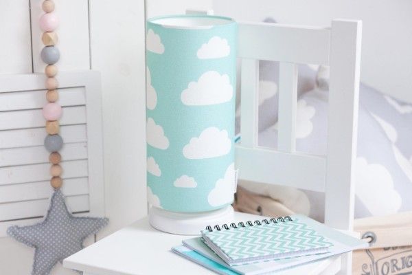 Lampka nocna Chmurki Mint - bawełniany abażur w białe chmurki
