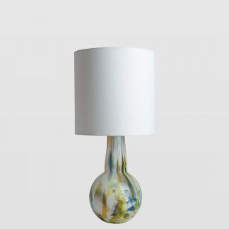 mała szklana w kolorowych barwach lampa stołowa - biały klosz
