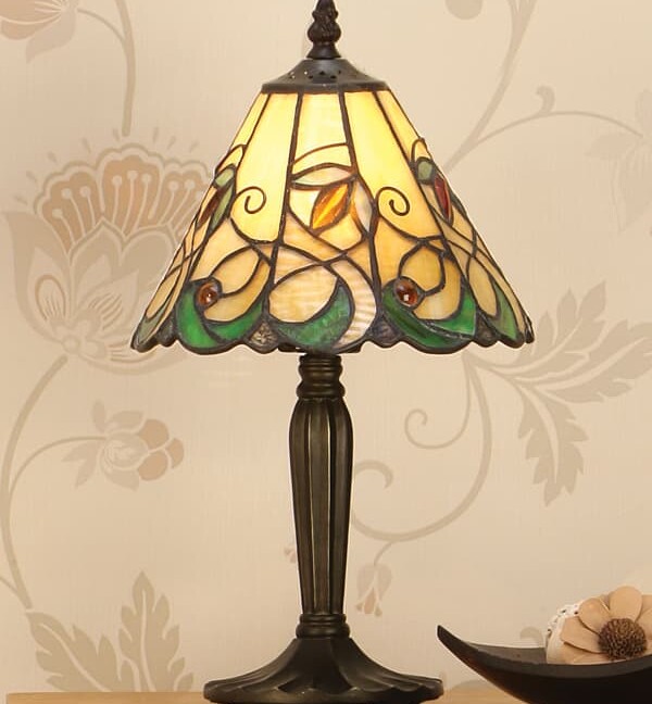 nieduża lampa stołowa ze szkła witrażowego