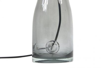 Ozdobny element szklanej lampy stołowej z czarnym przewodem
