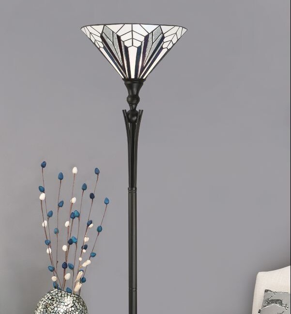 podłogowa lampa witrażowa salon odcienie szarości