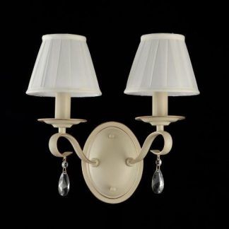 podwójny kinkiet z białymi abażurami do sypialni