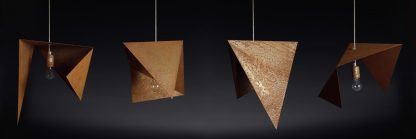 Różnokształtne lampy origami z rdzą na tle ciemnej ściany