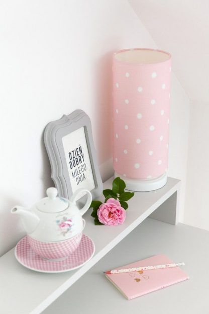 Różowa lampa w grochy na białym biurku