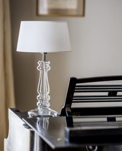 szklana lampa stołowa do salonu klasyczna