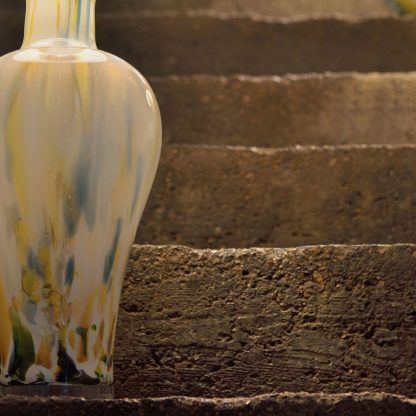 Szklana podstawa lampy na betonowych schodach