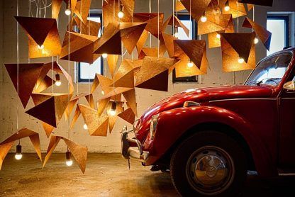 Zardzewiałe lampy origami w aranżacji garażu