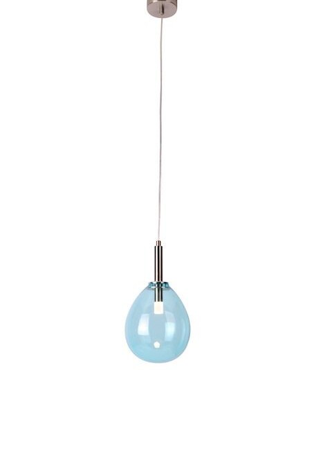 Pojedyncza lampa wisząca Lukka z niebieskim, kulistym kloszem ze szkła, zawieszona na białym przewodzie ze srebrnym uchwytem sufitowym i metalową oprawką.
