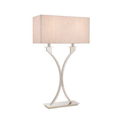 lampa stojąca na komodę w salonie - klasyczny