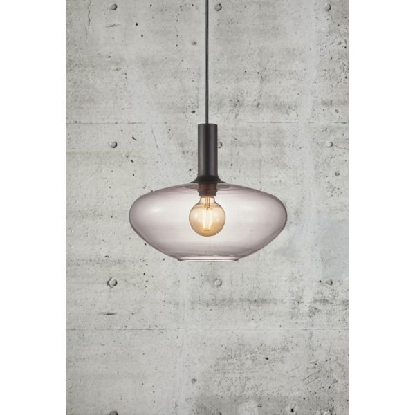 Elegancka, oryginalna lampa wisząca Alton do salonu lub sypialni z przezroczystym, szklanym kloszem. Gustowne oświetlenie sufitowe z widoczną żarówką Edison na czarnej oprawie i betonowym tle. Stylowa lampa w industrialnym designie.
