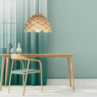 Drewniana lampa wisząca o strukturze przypominającej szyszkę, wykonana z jasnego drewna. Zawieszona nad minimalistycznym drewnianym stołem w miętowym wnętrzu, podkreśla naturalny, skandynawski styl aranżacji przestrzeni.