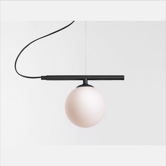 lampa wisząca z mleczną kulą na czarnym przewodzie
