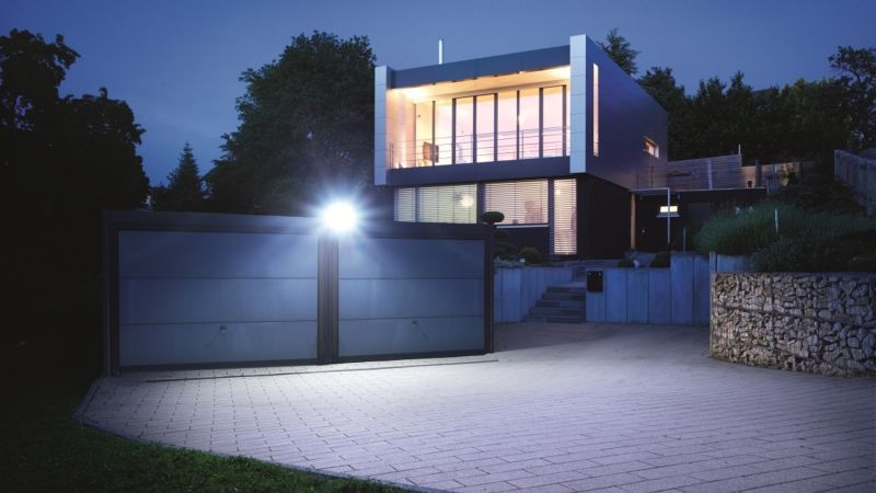 Naświetlacz XLED Home 2 jako oświetlenie podwórka