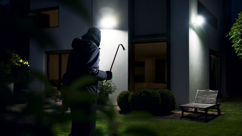 Naświetlacz XLED Home 2 jako oświetlenie podwórka