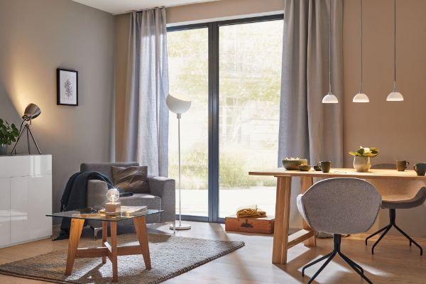 Srebrna lampa stołowa Kura - nowoczesna mała kula