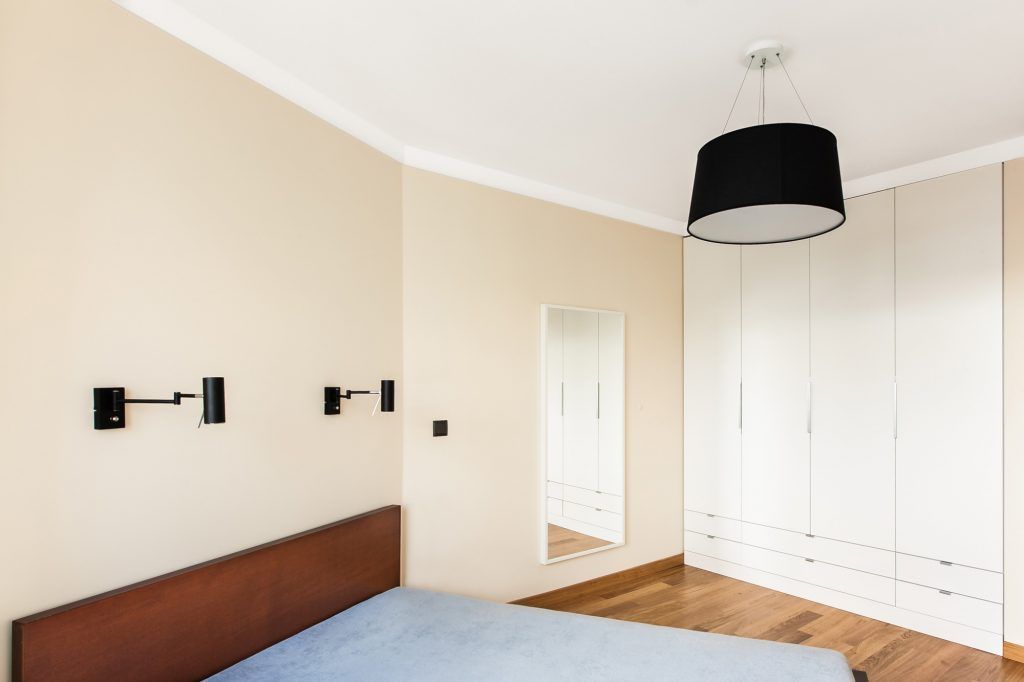 13-minimalistyczne-oświetlenie-sypialni-czarnymi-lampami