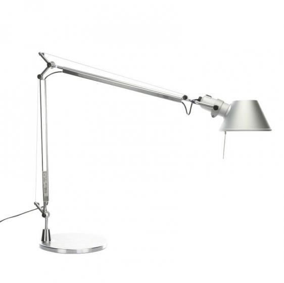 biała lampa biurkowa z regulowanym kloszem