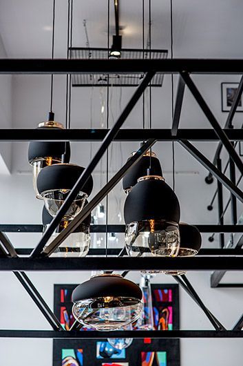 Lampa wisząca Miranda Wide do restauracji i kawiarni - beż i czerń