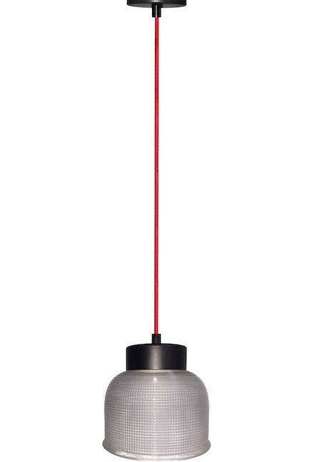 szklana lampa wisząca na czerwonym przewodzie