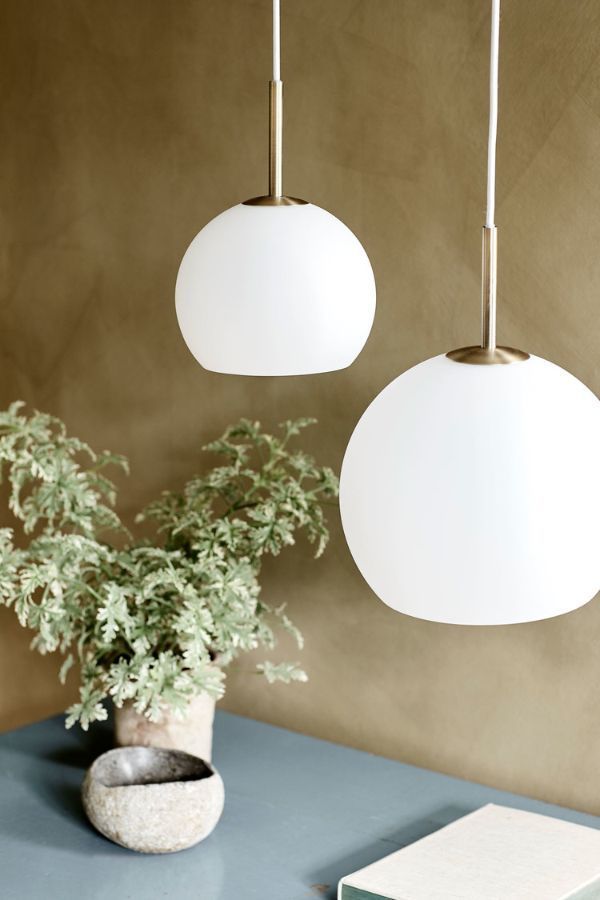 Szklana lampa wisząca Ball S - biała do nowoczesnego salonu i kuchni
