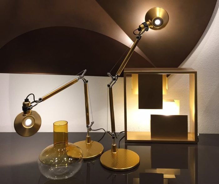 Złota lampa biurkowa Tolomeo Micro Tavolo - do sypialni dla dziecka