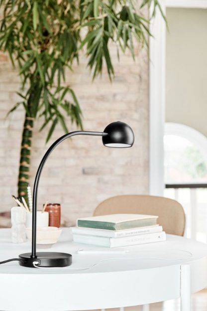 nowoczesna lampa biurkowa z USB czarna