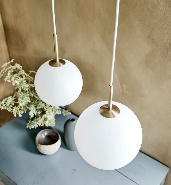 Szklana lampa wisząca Ball S - biała do nowoczesnego salonu i kuchni