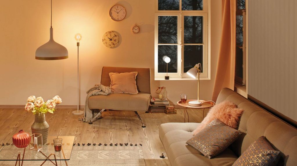 cieple swiatlo w salonie