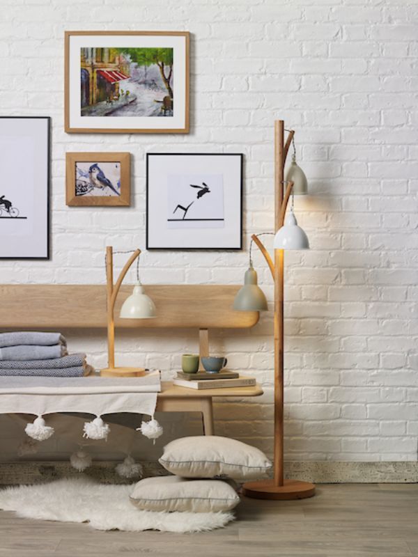 Lampa Blyton do sofy w salonie