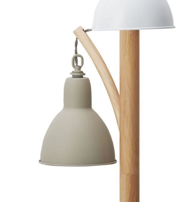 Lampa Blyton do sofy w salonie