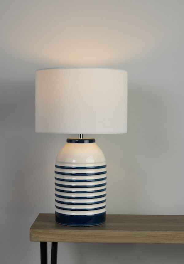 Lampa stołowa Zabe na komodę w salonie