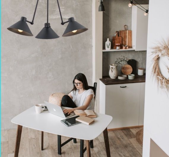 Lampa sufitowa Altea nad biurko w gabinecie