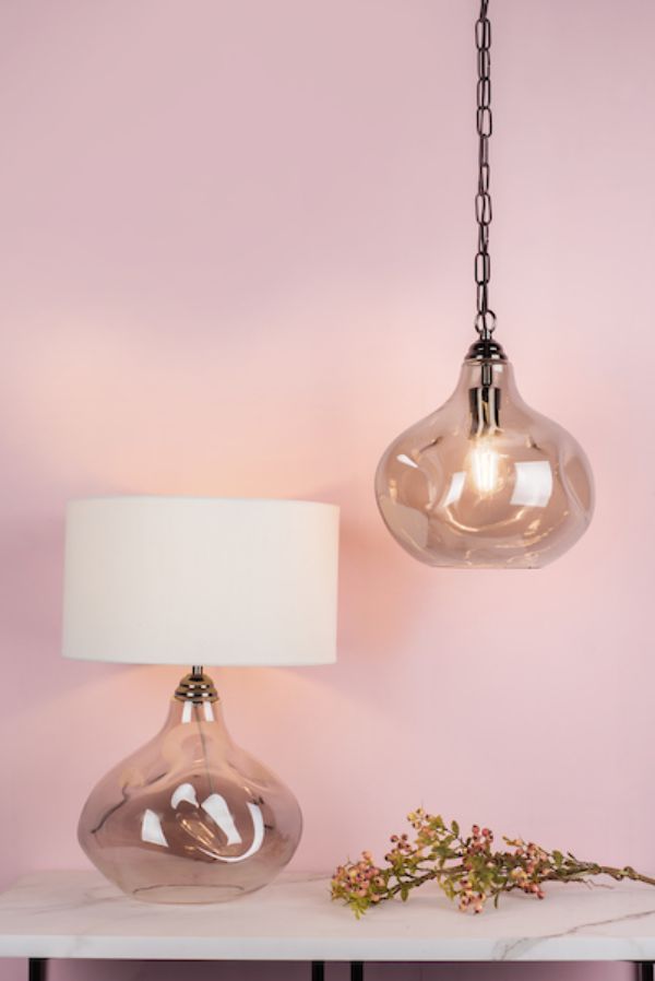 Lampa wisząca Esarosa nad komodę