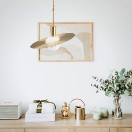 Lampa wisząca Jupiter nad strefą relaksu w salonie