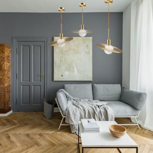 Lampa wisząca Jupiter nad strefą relaksu w salonie