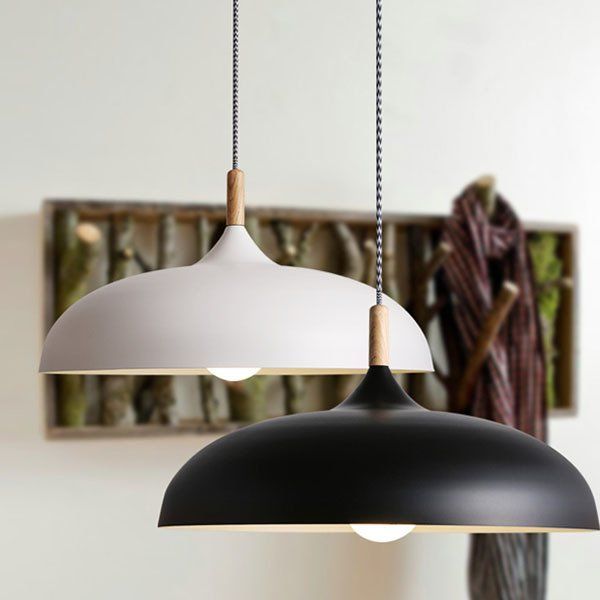 Skandynawskie lampy wiszące Saucer w kolorze czarnym i białym z płaskimi, metalowymi kloszami i dekoracyjnymi drewnianymi elementami, idealne nad wyspę kuchenną, stół jadalniany lub blat kuchenny.