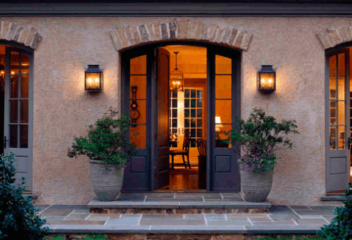 klasyczne oświetlenie przed wejściem